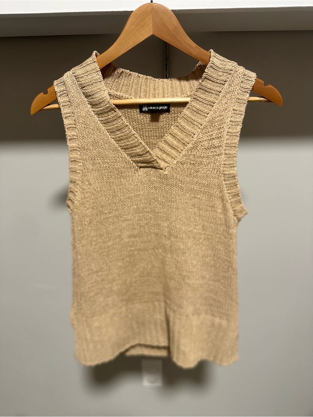 Cable & Gauge Beige Knit Sweater Tank Top Size M V-Neck Sleeveless Ribbed EUC